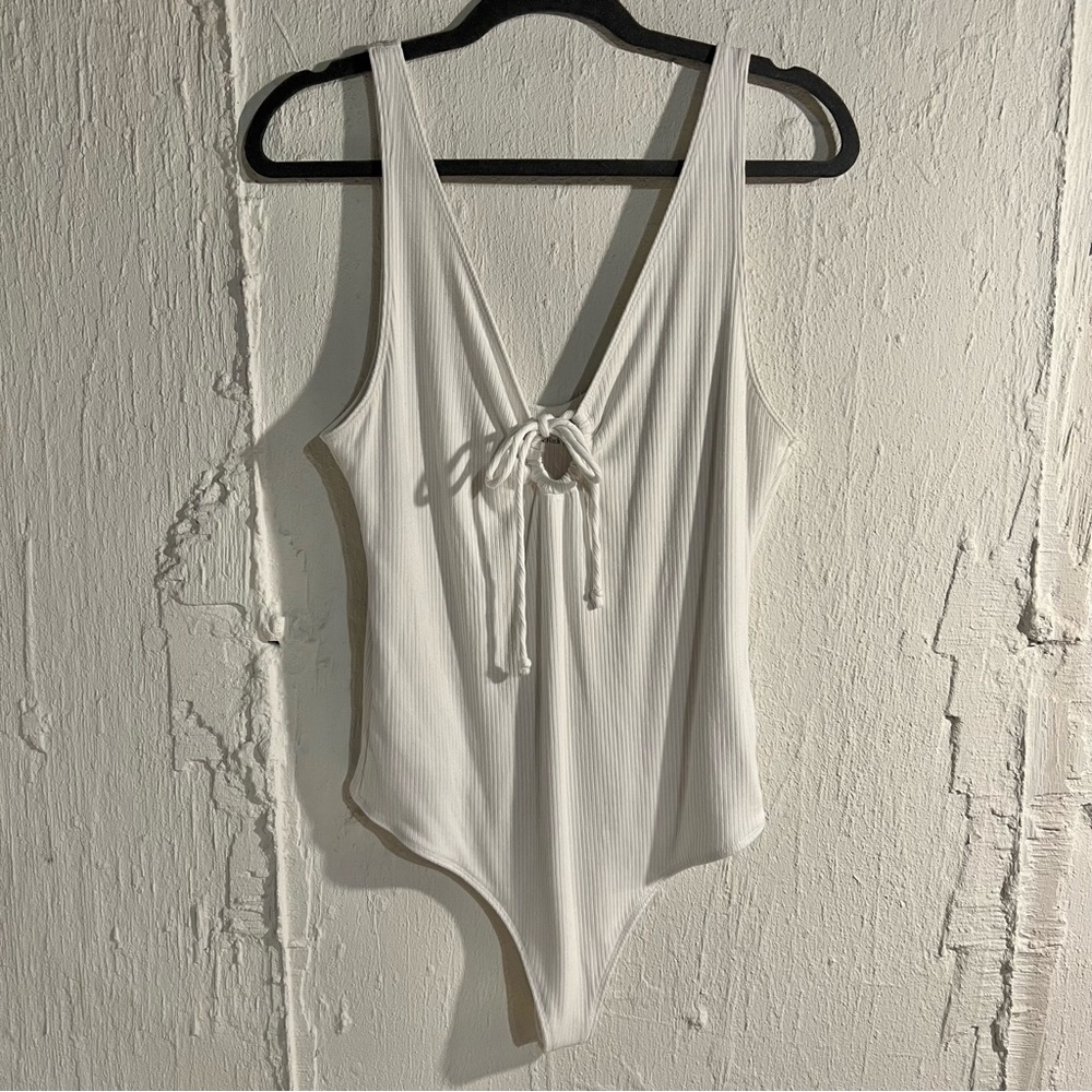 Abercrombie & Fitch • white rib knit ribbed keyhole bodysuit large